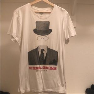 Men’s white graphic T shirt.